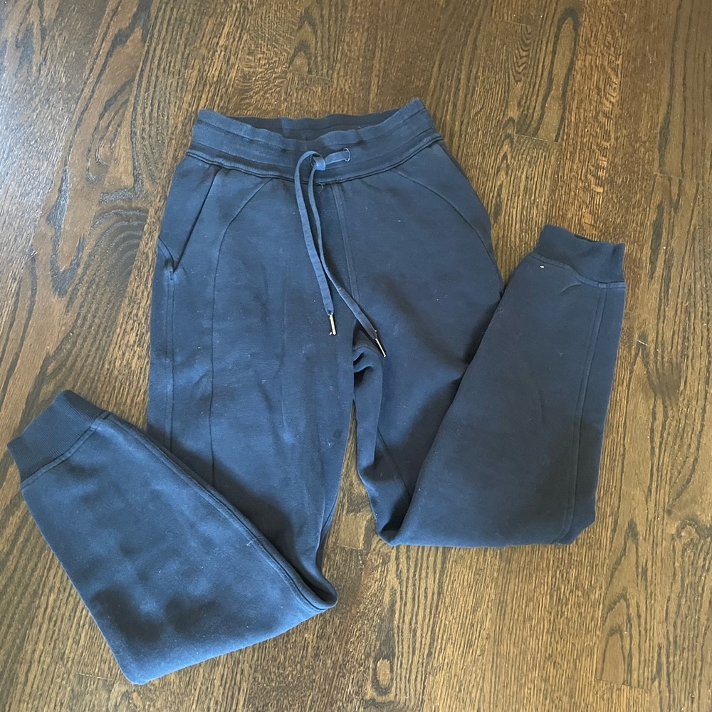 Lululemon Scuba High Rise Jogger in Navy Size 0